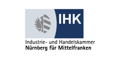 Logo der Industrie- und Handelskammer (kurz IHK). Ein Rechteck halbiert in eine hallblaue Seite mit Wappen und in eine dunkelblaue Seite mit den Buchstaben I H K 