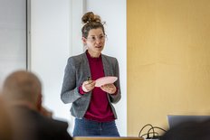 Eine Frau trägt vor Publikum vor