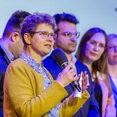 Eine Gruppe von Menschen auf der Bühne
