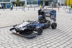 Ein Elektrorennwagen während der Fahrt