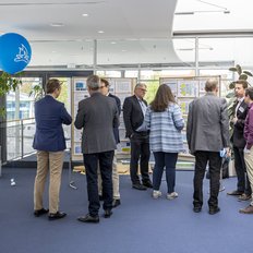 Mehrere Menschen bei einer Tagung im Gespräch
