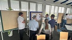 Diskutierende Menschen vor einem Whiteboard