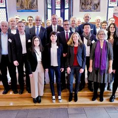 Aufstellung für ein Pressefoto mit vielen Menschen