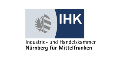 Logo der Industrie- und Handelskammer (kurz IHK). Ein Rechteck halbiert in eine hallblaue Seite mit Wappen und in eine dunkelblaue Seite mit den Buchstaben I H K 