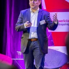 Norbert Skala auf der Bühne bei seiner Keynote