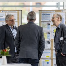 Drei Männer im Gespräch