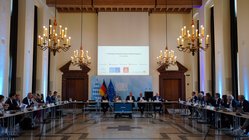 SItzungssaal mit vielen Menschen