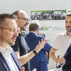 mehrere Personen im Gespräch
