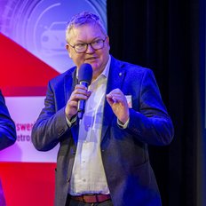 OB Cerny auf der Bühne mit Mikrofon